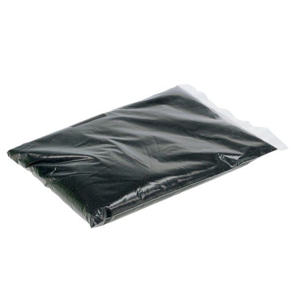 Transparenter Sack mit schwarzem Dekosand oder feinem Kies.