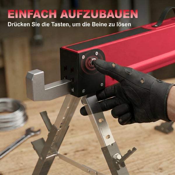 Hand im Arbeitshandschuh drückt einen Knopf an einem roten Metallbalken, um die Beine des Arbeitsbocks zu lösen.