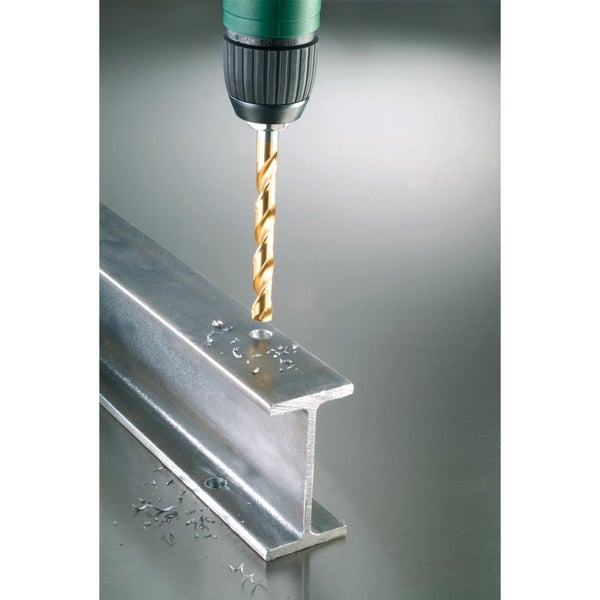 Bohrmaschine bohrt ein Loch in einen Stahlträger