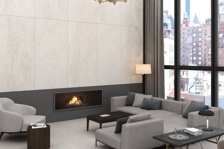 Wohnzimmer mit Couch, Sessel, Kamin und Fliesenwand