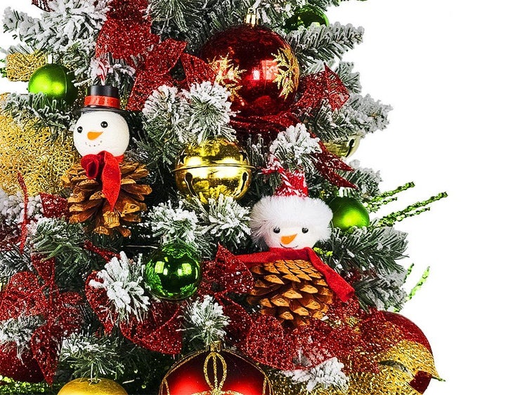 Künstlicher Weihnachtsbaum mit Schnee, Kugeln, Schleifen und Schneemannfiguren aus Tannenzapfen als festlicher Christbaumschmuck.