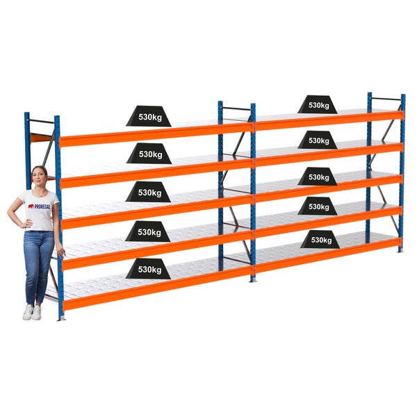 Regalsystem mit mehreren Ebenen und einer Traglast von 530 Kilogramm pro Ebene, mit einer Frau als Größenvergleich