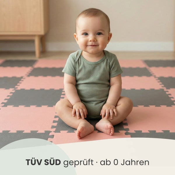 Ein Baby sitzt auf einer weichen Puzzlematte, TÜV SÜD geprüft und ab 0 Jahren geeignet.