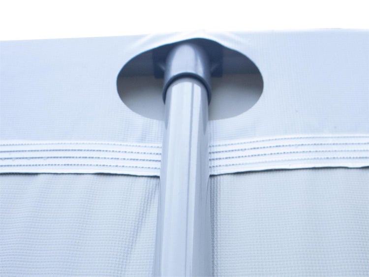 Detailansicht eines Zeltgestänges mit Zeltplane
