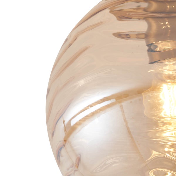 Nahaufnahme einer Glaslampe mit Glühbirne