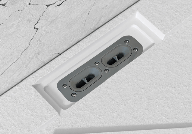 Duschrinne mit zwei Abläufen in einem modernen Badezimmer