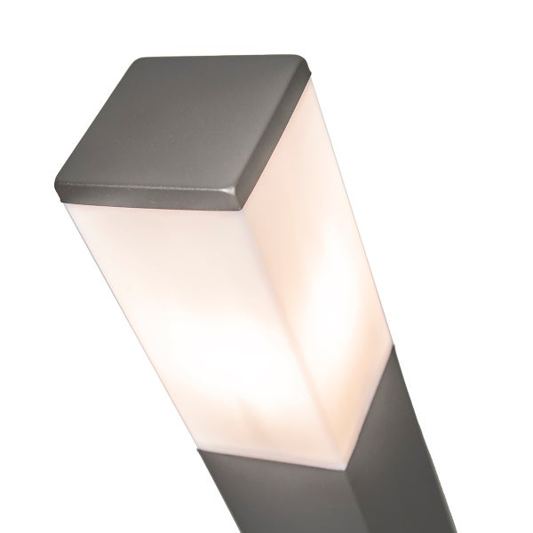 Quadratische Außenstandleuchte mit Metallrahmen und mattem Diffusor.