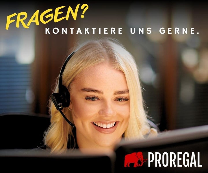 Eine lächelnde Frau mit Headset im Kundenservice von Proregal mit dem Text: Fragen? Kontaktiere uns gerne.