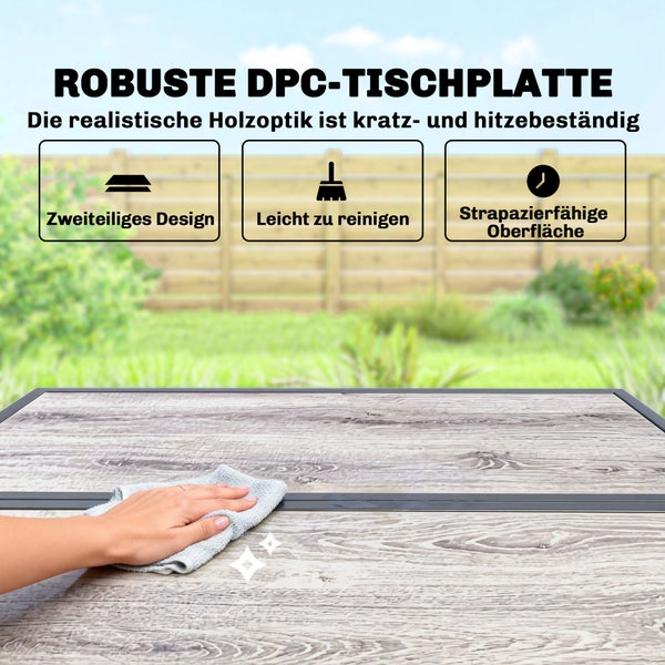 Eine Frau schiebt moderne Gartenstühle mit Seilgeflecht unter einen gedeckten Gartentisch auf einer Terrasse, platzsparendes Design.