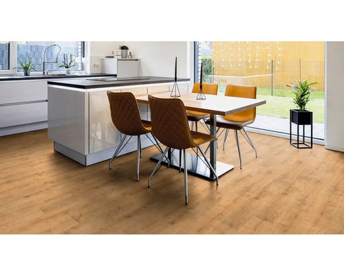 Heller Wohnraum mit Holzboden, Esstisch und Küchenzeile