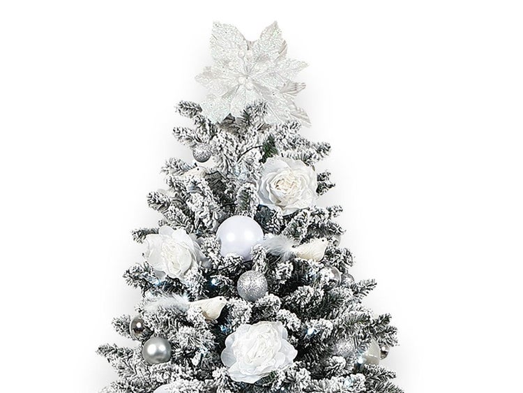 Künstlicher Weihnachtsbaum mit künstlichem Schnee und festlichem Schmuck wie Blumen und Kugeln für eine winterliche Dekoration.