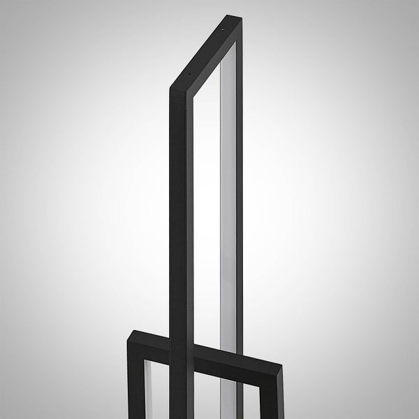 Moderne Stehleuchte aus schwarzem Metall mit eckigem Rahmen und integrierter Beleuchtung.