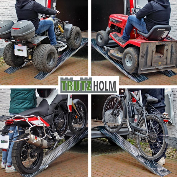 Trutzholm Auffahrrampen aus Metall beim Verladen eines Quads, Rasentraktors, Motorrads und Fahrrads. Trutzholm Logo.