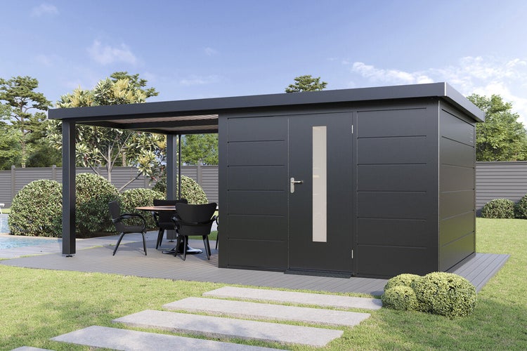 Modernes Gartenhaus aus Metall mit integriertem Terrassendach und Tür mit Glaseinsatz, aufgestellt in einem gepflegten Garten mit Sitzgruppe.