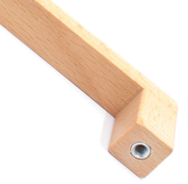 Detailansicht eines Möbelgriffs aus Holz mit Gewindeeinsatz