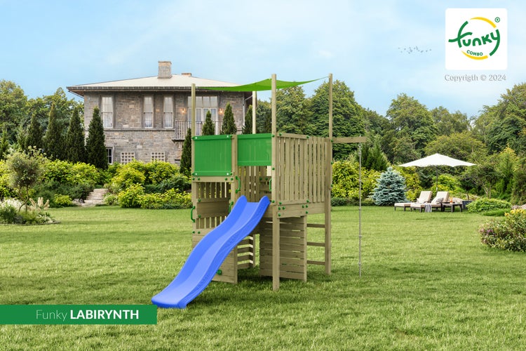 Kinderspielturm Funky Labirynth aus Holz mit blauer Rutsche, grünem Sonnendach und Kletterseil in einem Garten vor einem Steinhaus. Funky Combo Logo.