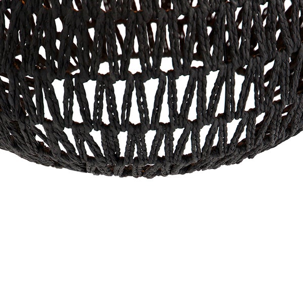 Detailaufnahme der schwarzen, geflochtenen Oberfläche eines Lampenschirms aus Seil.