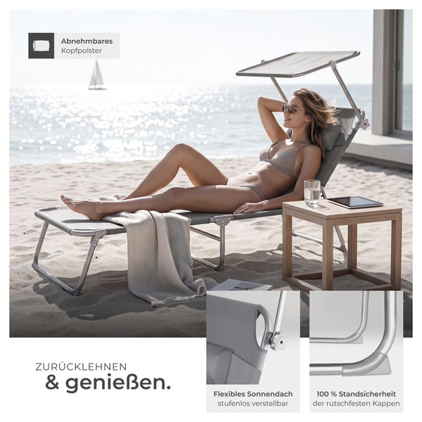 Bequeme Sonnenliege am Strand mit stufenlos verstellbarem Sonnendach, abnehmbarem Kopfpolster und rutschfesten Kappen für hohe Standfestigkeit.