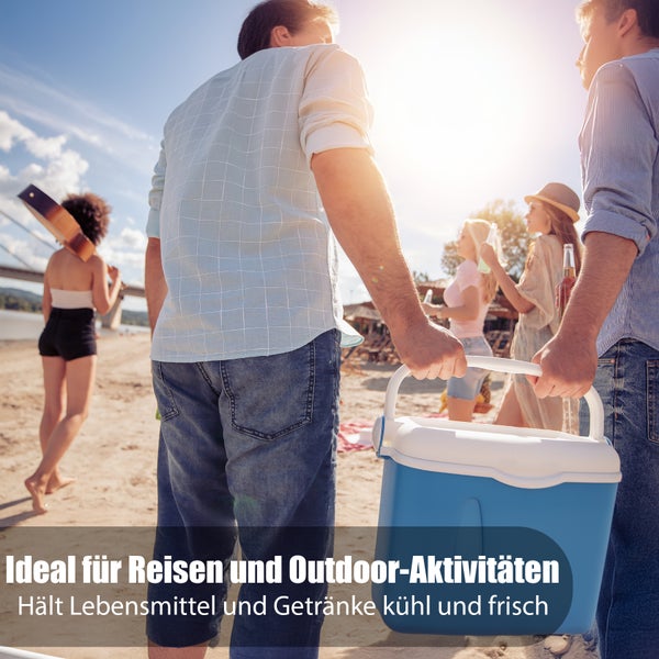 Personen mit Kühlbox am Strand bei einer Outdoor-Aktivität