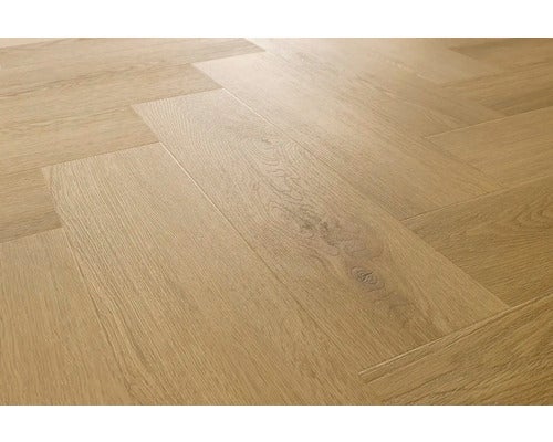 Holzboden im Fischgrätenmuster