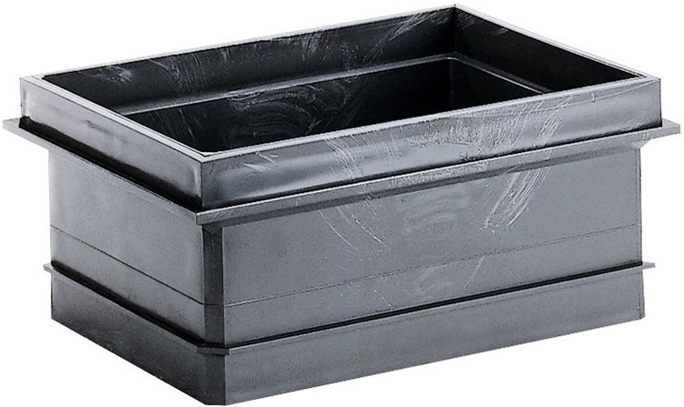 Schwarzes, rechteckiges Aufsatzelement für Lichtschächte aus robustem Kunststoff.