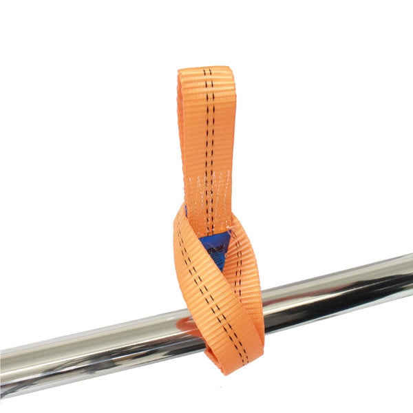 Eine orangefarbene Zurrschlaufe aus Textilband zur Ladungssicherung, befestigt an einer Metallstange.