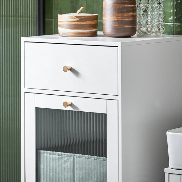 Weißer Badezimmerschrank mit Schublade, Tür und geripptem Glaseinsatz