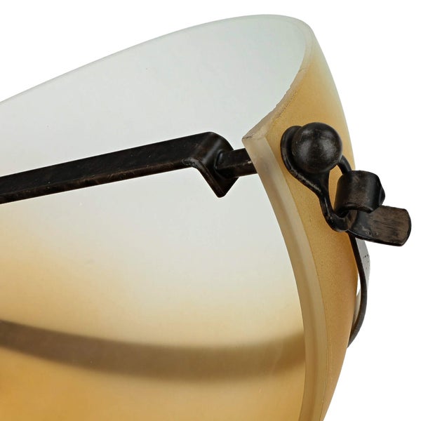 Detailaufnahme einer Wandleuchte mit Schirm und Halterung