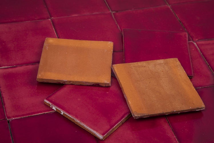 Quadratische Bodenfliesen aus Terrakotta