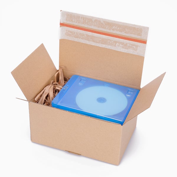 Offener Versandkarton aus Wellpappe mit Selbstklebeverschluss, gefüllt mit Polstermaterial und einer Blu-ray Hülle.