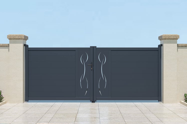 Zweiflügeliges Einfahrtstor aus Aluminium in Anthrazit mit horizontalen Lamellen und dekorativen Ausschnitten zwischen Steinsäulen.