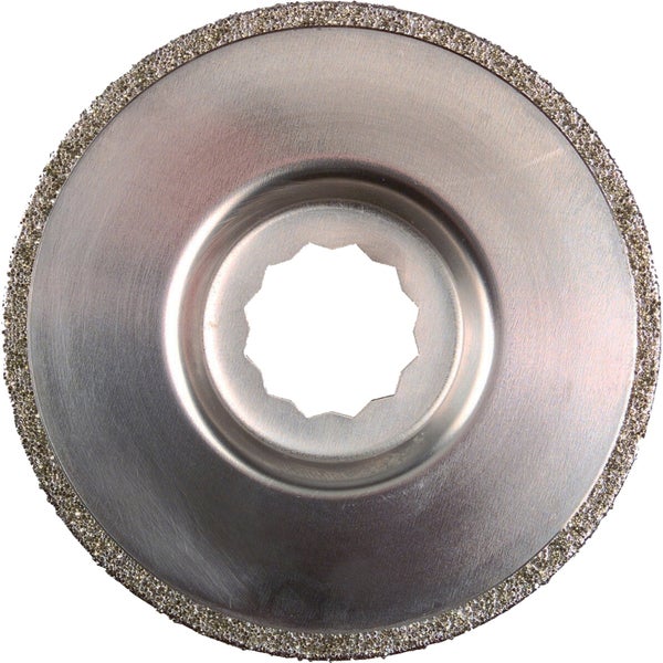 Mann bohrt mit einem Bohrhammer ein Loch in eine Betonwand auf einer Baustelle.