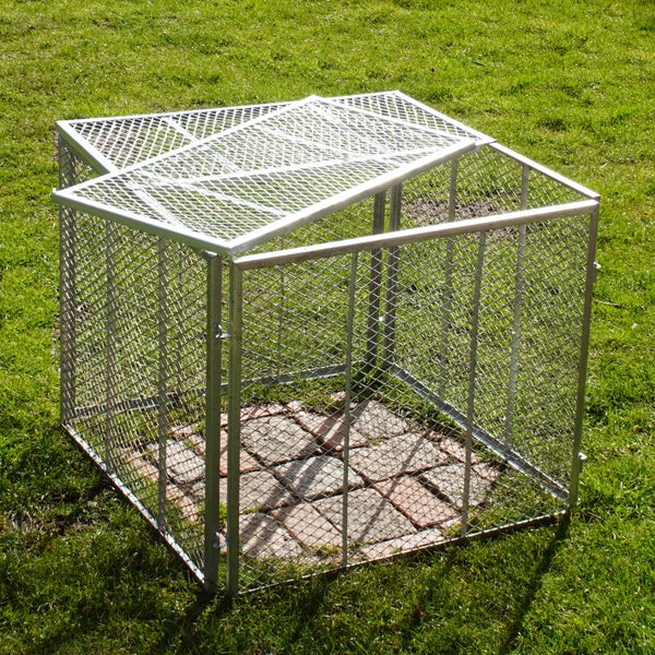 Quadratischer Metallgitter Komposter mit aufklappbarem Deckel zur Gartenabfallentsorgung