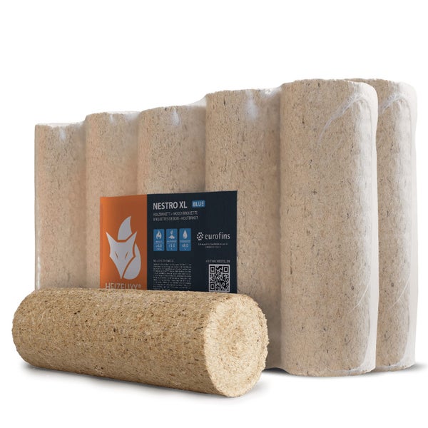 Heizfuchs Nestro XL Blue Holzbriketts im Kunststoffpaket mit einem einzelnen runden Holzbrikett davor.
