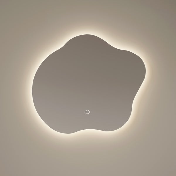 Unregelmäßig geformter Badezimmerspiegel mit integrierter LED-Hintergrundbeleuchtung und Touch-Sensor zur Bedienung.