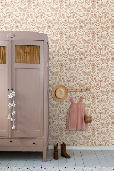 Kinderzimmer mit Tapete mit Blumen-, Schmetterlings- und Libellenmuster, Kleiderschrank, Hut, Kleid und Stiefeln