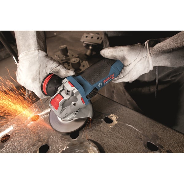 Ein Bosch Professional Winkelschleifer mit X-LOCK System wird zum Schleifen eines Metallteils verwendet, während Funken sprühen.