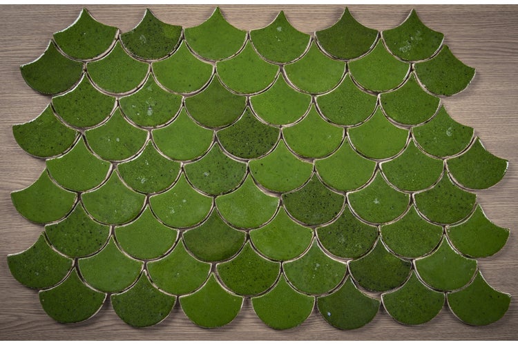 Grüne Mosaikfliesen in Schuppenform