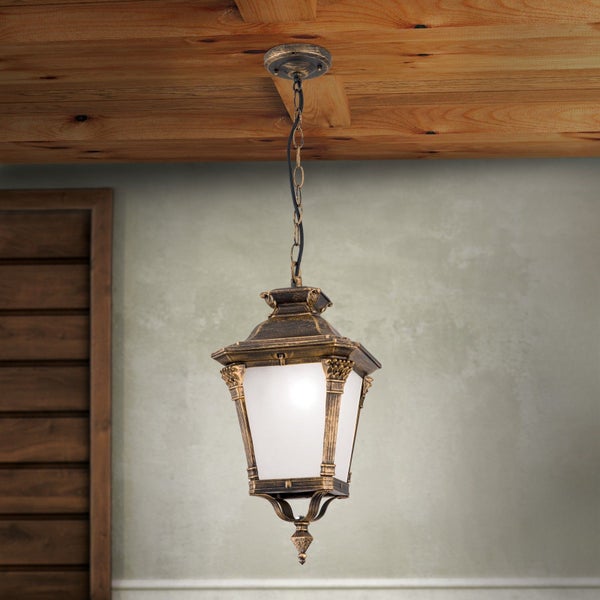 Klassische Pendelleuchte im Laternen-Stil mit antikem Finish und Kettenaufhängung an einer Holzdecke.