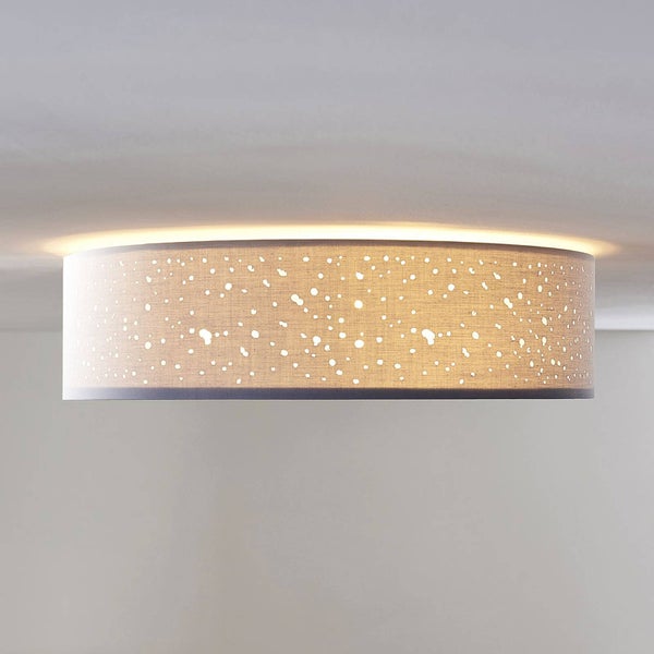 Runde Deckenleuchte aus Textil mit dekorativem Lochmuster für Sterneneffekt.