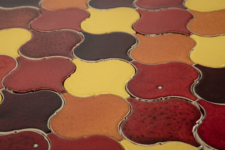 Mosaikfliesen mit gewelltem Rand in verschiedenen Farben