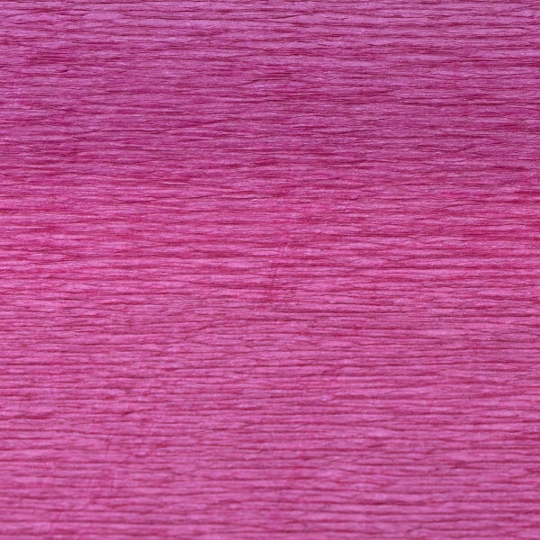 Pinkes Krepppapier mit einer fein gekräuselten Struktur zum Basteln und Dekorieren.