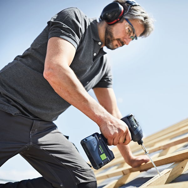 Details einer Holzleiter, einschließlich Sprossenabstand, Werkzeugeimer und Haken, sowie Informationen zur maximalen Belastung.