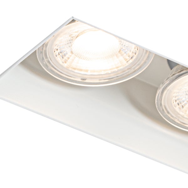 Nahaufnahme eines weißen Einbaustrahlers mit zwei leuchtenden LED-Leuchtmitteln.