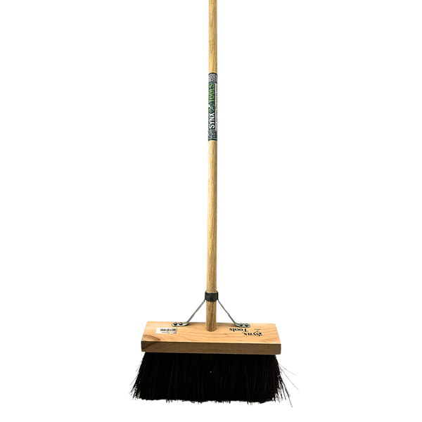 Kehrbesen mit Holzstiel und schwarzer Borste