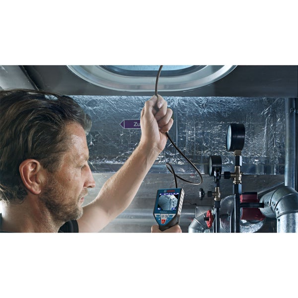 Ein Mann benutzt eine Bosch Inspektionskamera zur Rohrinspektion.