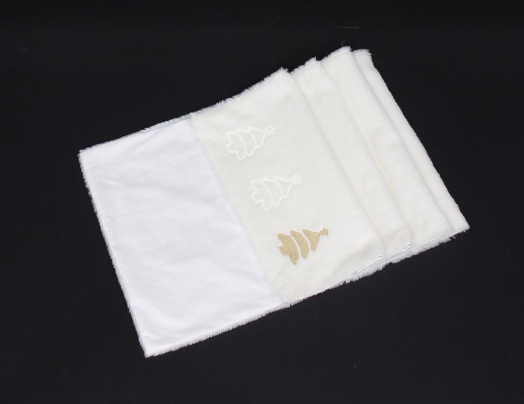Weiße Tischsets mit Weihnachtsmotiv
