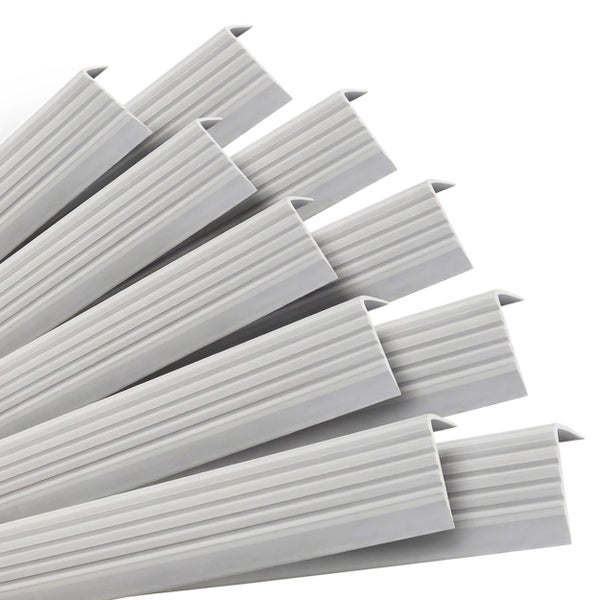 Mehrere graue Treppenkantenprofile aus Kunststoff mit geriffelter Oberfläche