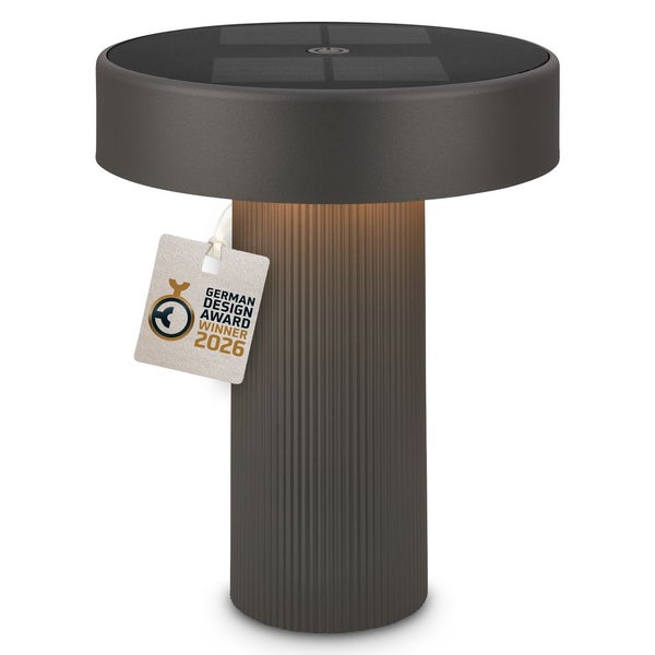 Moderne, anthrazitfarbene Solar-Tischleuchte mit geriffeltem Sockel, integriertem Solarpanel oben und Siegel German Design Award Winner 2026.