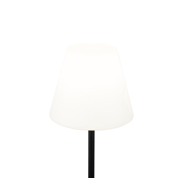 Moderne Lampe mit weißem konischem Schirm und schwarzem Standfuß.